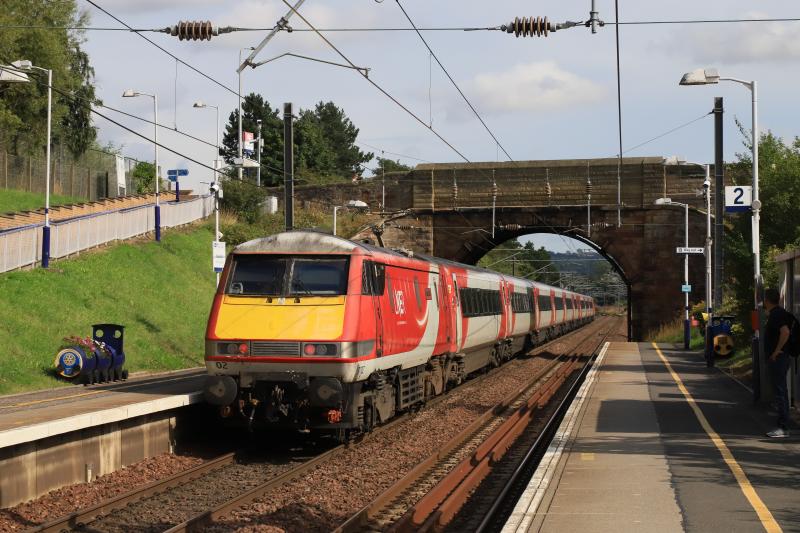 1E22: 91102 on the rear of 1E22 15.30 Edinburgh to Kings Cross passing through Musselburgh Station on 10/08/2019 Photo of 1E22