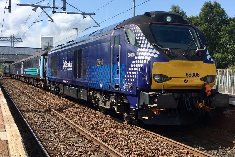 68006: Working 5G13 Motherwell TMD to Edinburgh passing Cleland. Photo of 68006