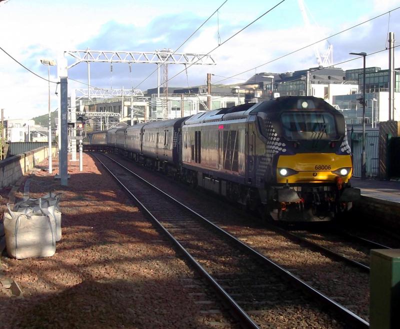 68006 at Edinburgh Waverley: DRS 68006 arrives at Edinburgh Waverley with 5L39 an ECS from Motherwell to Edinburgh. This then forms 2L39 a Peak Train to Cardenden. Photo of 68006 at Edinburgh Waverley