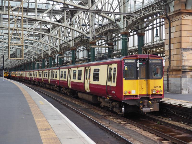 314202+205 at Glasgow Central: 314202+205 wait to leave Glasgow Central as the 17:18 to Neilston on Monday 9 September 2019 Photo of 314202+205 at Glasgow Central
