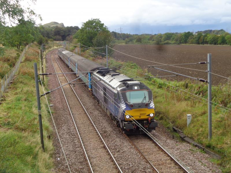 68007 near Kirknewton with DRS coachesc: A rake nainly of DRS coaches near Kirknewton with 1501 Motherwell to Edinburgh Photo of 68007 near Kirknewton with DRS coachesc