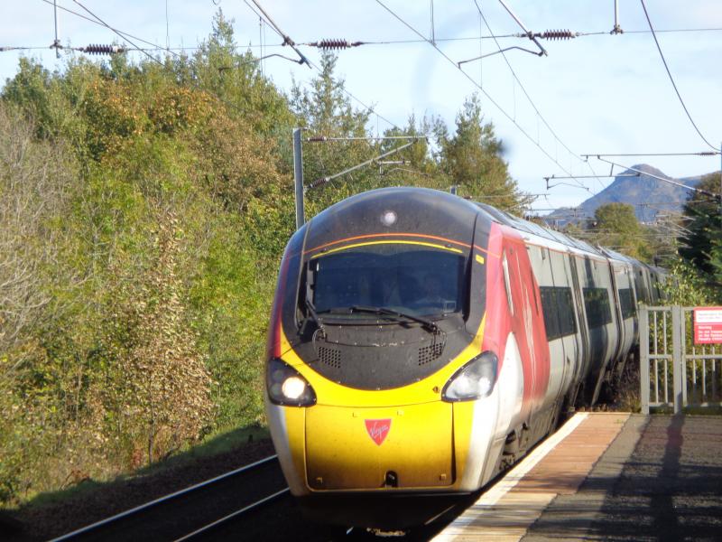 Pendolino Kingsknowe: Livery soon to vanish , UID 390 heads west past Kingsknowe with 1252 Edinburgh to Euston Wed 2 Oct 2019 Photo of Pendolino Kingsknowe