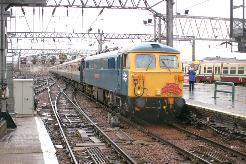 87002: 87002 arriving into platform 11 on a wet morning with the 1Z87 from Birmingham Photo of 87002