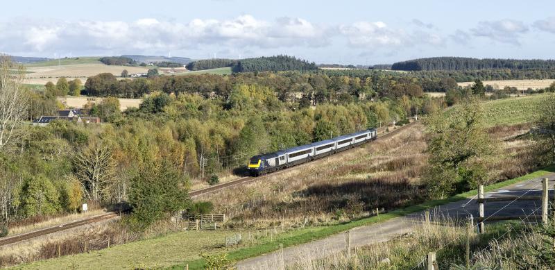 43143-175 APPROACHING OYNE.jpg: 13.38 ABDN-INV 17.10.19---NICE TO GET THE AUTUMN COLOURS IN THE SUN Photo of 43143-175 APPROACHING OYNE.jpg