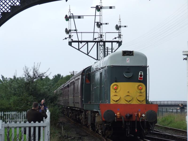 Photo of Class 20 D8020 on the rear of the train leaving Bo'Ness