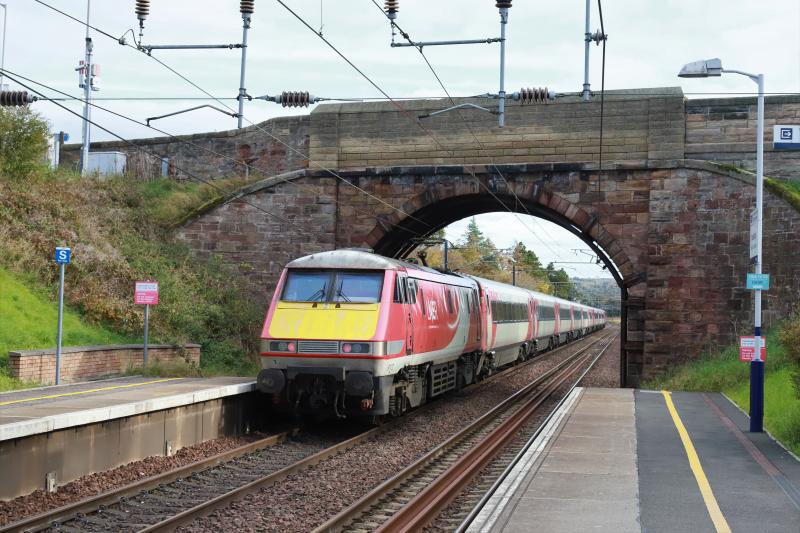 1E19: 91112 on the rear of 1E19 14.30 Edinburgh to Kings Cross passing under Whitehill Road Musselburgh on 21/10/2019 Photo of 1E19