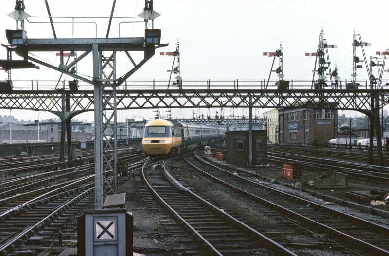 254002 ABERDEEN 4.4.78.jpg: THE FIRST HST TO COME TO ABERDEEN ON 4.4.78.
I BELIEVE THE LEADING POWER CAR 002 IS NOW AT THE N.R.M. Photo of 254002 ABERDEEN 4.4.78.jpg