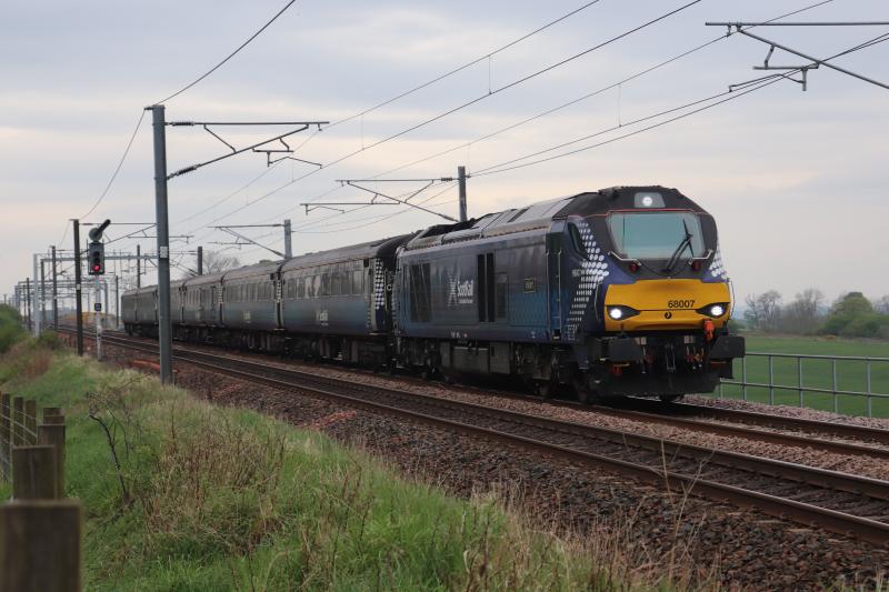 68007 Valient: Motherwell edinburgh Empty coach stock move at Mid Calder Jnc. Photo of 68007 Valient