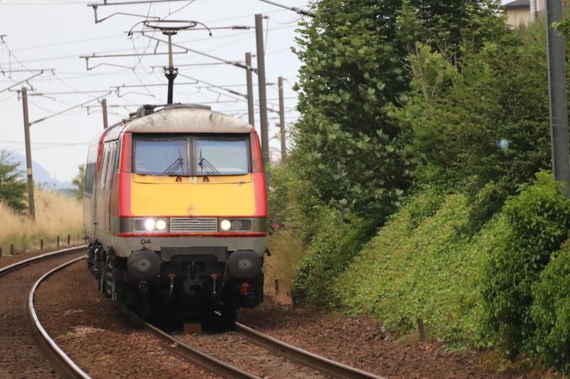 Kings X- Glasgow: one of the last Kings X- Glasgow to be run by a 91. now replaced by IEPs. At Kirknewton Station Photo of Kings X- Glasgow