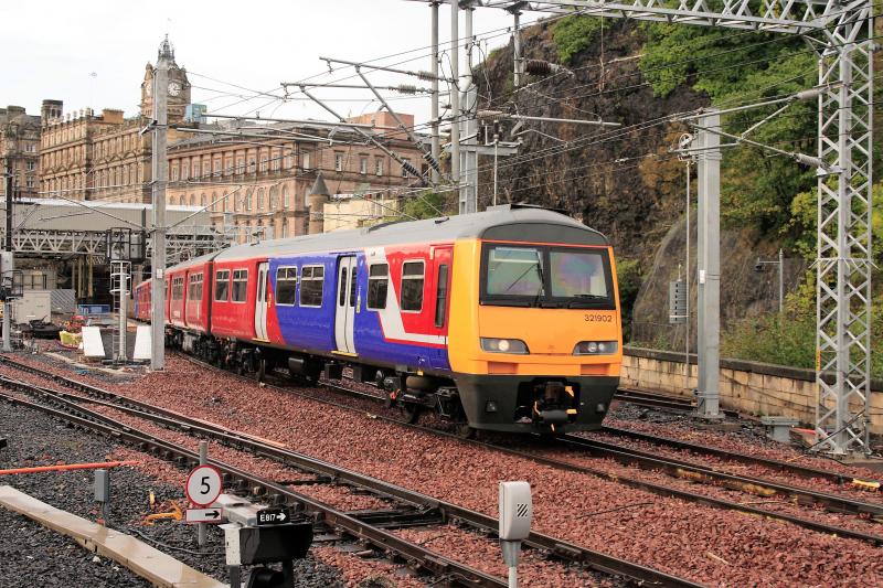 321902 in Waverley: 321902 passing through Edinburgh Waverley on 27/10/2006 (5Z61 Polmadie to Neville Hill) after overhaul by Hunslet Barclay, Kilmarnock. Photo of 321902 in Waverley