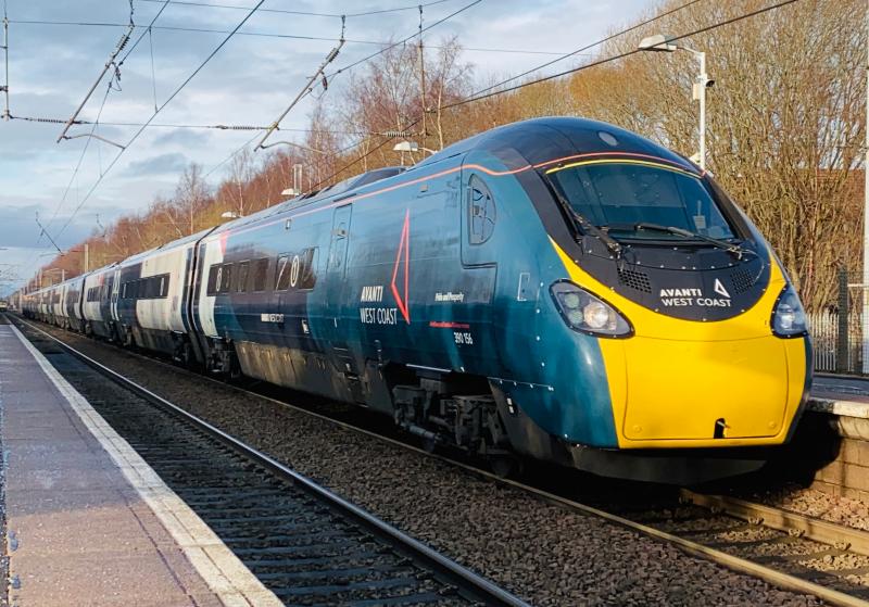 Avanti Pendo: In the new Avanti West Coast branding following the company's new lead over the WCML. 390156 speeds through Shieldmuir headed for London Euston Photo of Avanti Pendo