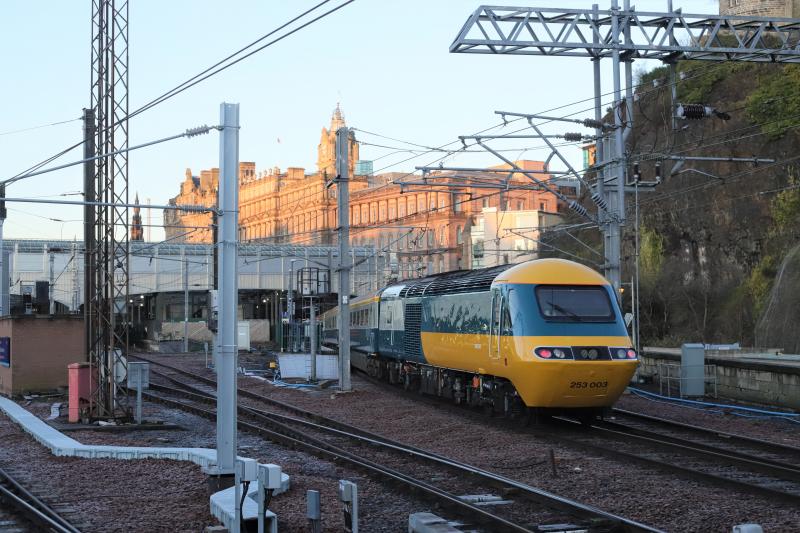 5z43: E43112 + W43006 on 5Z43 09.01 Craigentinny to Waverley approaching Plat 2 Waverley on 18/12/2019 Photo of 5z43