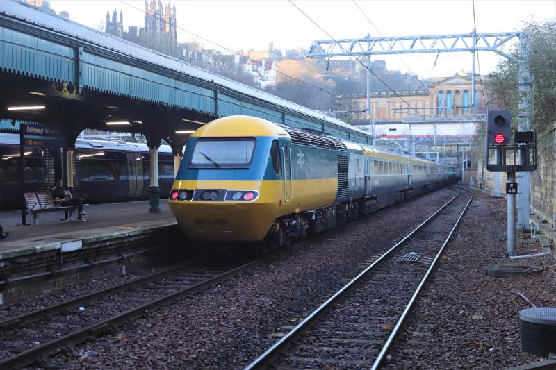 1Z43: E43112 + W43006 on 1Z43 09.43 Edinburgh to Inverness entering The Mound Tunnel line Z on 18/12/2019 Photo of 1Z43