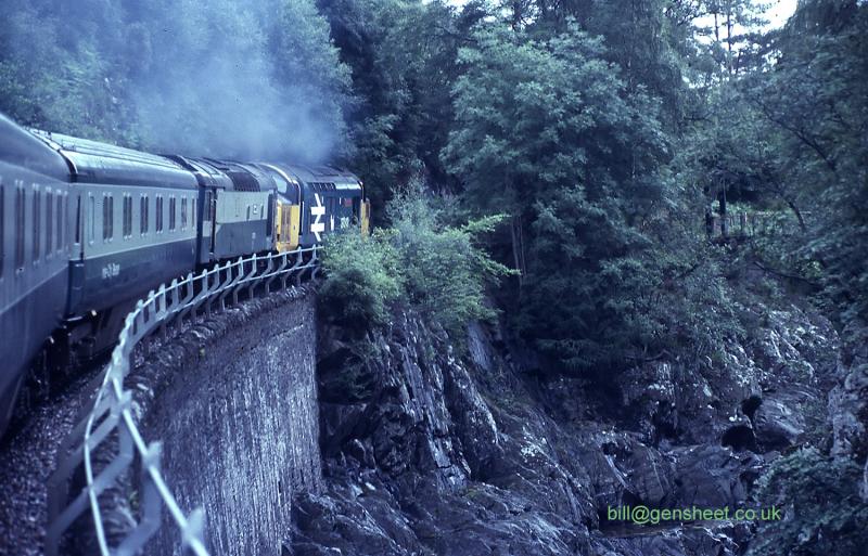 Photo of 37043 and London sleeper through Monessie gorge