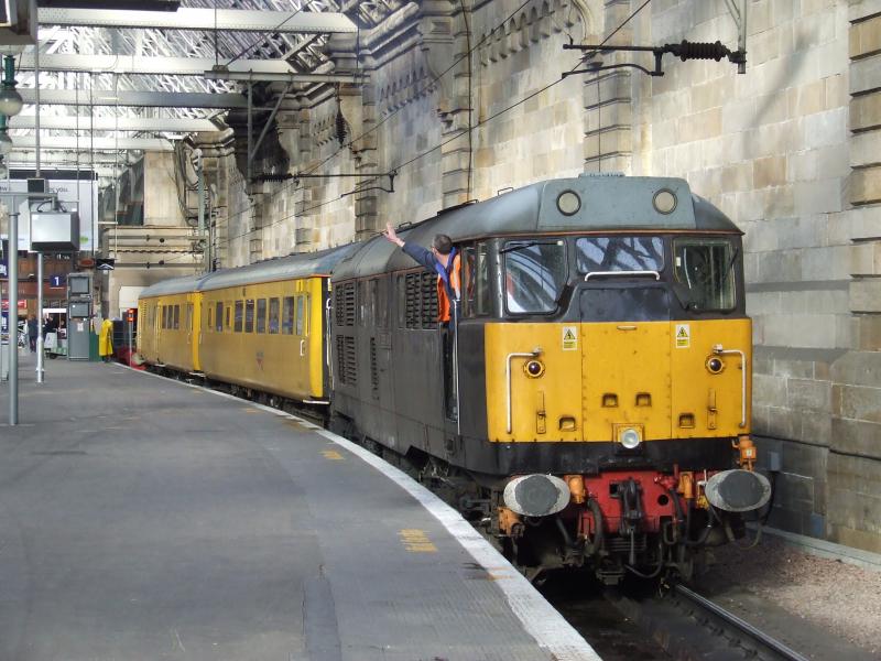 The driver of 31459 Cerberus signals to his colleagues in Glasgow Central: Photo of The driver of 31459 Cerberus signals to his colleagues in Glasgow Central