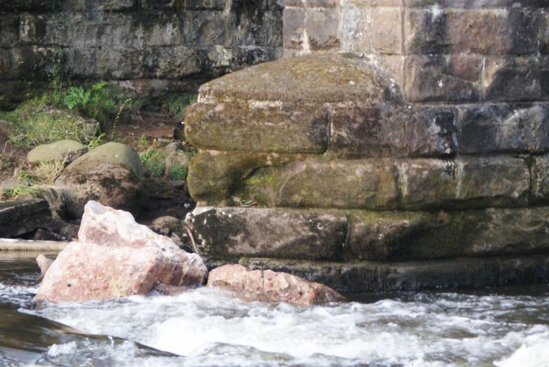 Photo of North pier of Mill of Keir Viaduct cracked?