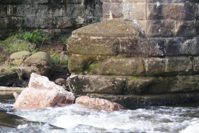 North pier of Mill of Keir Viaduct cracked?: North pier of Mill of Keir Viaduct cracked? Photo of North pier of Mill of Keir Viaduct cracked?