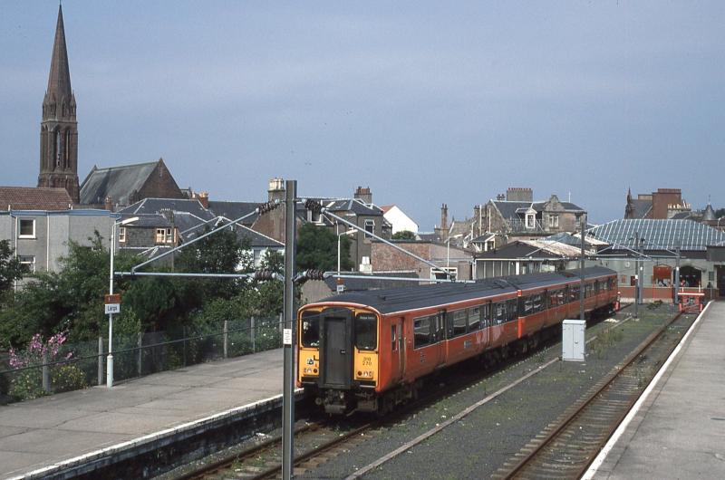 318270 at Largs 1994: 318270 at Largs on 1 August 1994. Just under a year later the building was demolished when on 11 July 1995 unit 318254 failed to stop and ended up in the Main Street. Photo of 318270 at Largs 1994