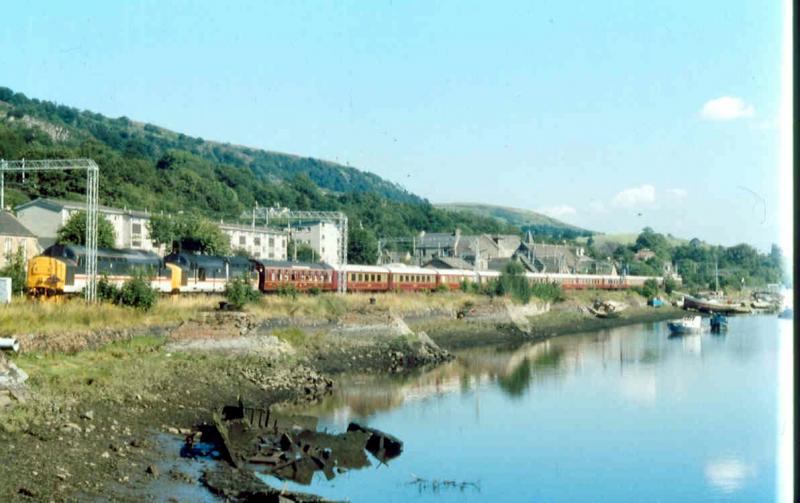 Statesman luxury: 37152 and 37221 coming through Bowling in September 1994 with a MERCO Pullman, later Statesman tour from Leeds to Fort William. Photo of Statesman luxury
