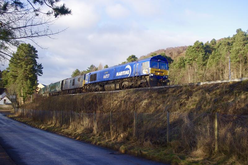 66727 73969: 66727 73969 northbound through Aviemore, 1S25, 19mar20 Photo of 66727 73969