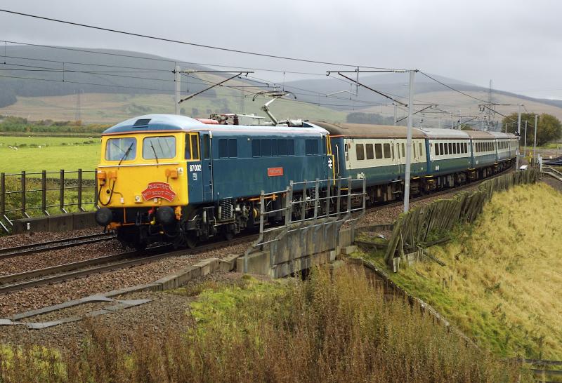 87002 at Elvanfoot: 87002 passing Elvanfoot on 15th October 2008 hauling 1Z87 07:26 Birmingham International to Glasgow Central. Photo of 87002 at Elvanfoot