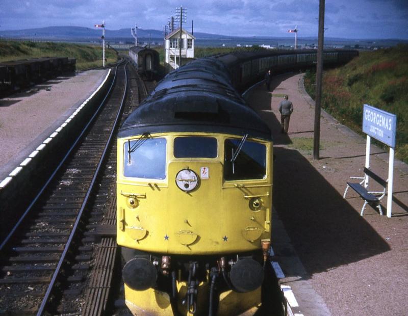 5340+5342 at Georgemas Junction: Carriages for Thurso are set back into the branch platform. The carriages for Wick stand on the line towards Halkirk. 10 August 1973. Photo of 5340+5342 at Georgemas Junction