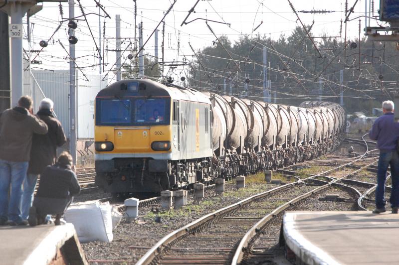 101 uses for a trainspotter. No 24-framing a shot: 92002 approaches the gallery at Carlisle while working 6S94 Wembley-Irvine on 22nd Oct 08 Photo of 101 uses for a trainspotter. No 24-framing a shot