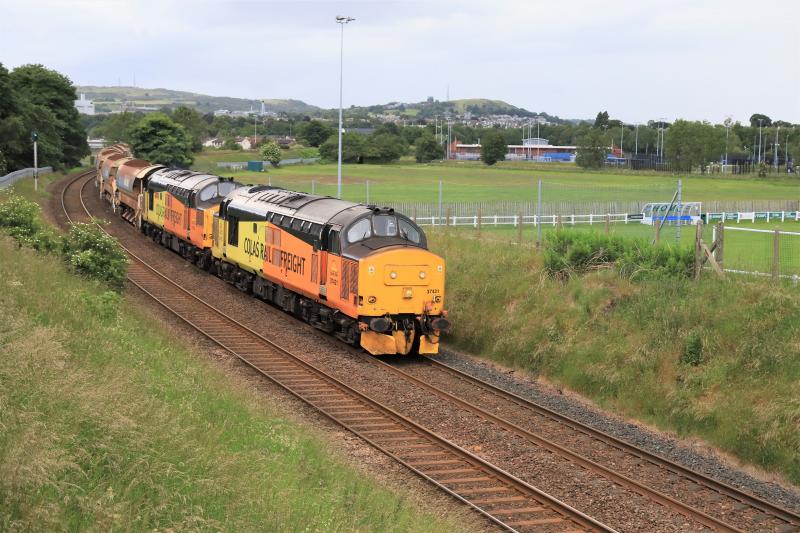 6K20 : 37421 + 37219 on 6K20 10.15 Crianlarich to Millerhill S.S. passing Peffermill Playing Fields on 21/06/2020 between Rain Showers Photo of 6K20