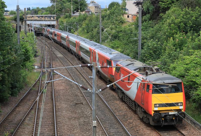 5Z15 Topn Tail Class 91: 91105 leads DVT 82214 with 91130 on the rear of 5Z15 08.53 Craigentinny to Bounds Green passing the site of Craigentinny signalbox running 85 minutes late on 15/07/2020. Photo of 5Z15 Topn Tail Class 91