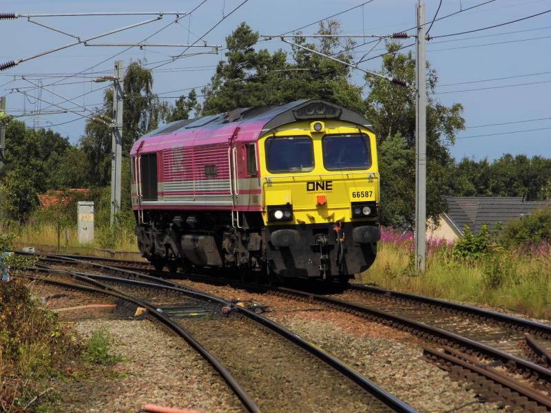 66587 in the pink: 66587 in Freightliner ONE pink livery on 1111 Mossend- Millerhill light engine (headcode 0J37?) 310720 approaching Newcraighall Photo of 66587 in the pink