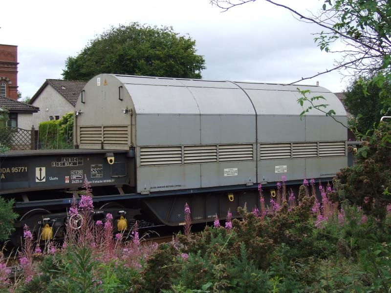 KUA Wagon at Ladybank: KUA Wagon pauses at Ladybank on a diverted 6S99 Photo of KUA Wagon at Ladybank