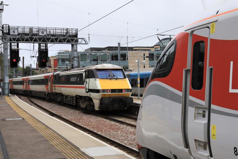 91119 passing 801215: 91119 on 1E17 13.30 Edinburgh to Kings Cross leaving platform 6 Waverley passing 801215 on 1E18 14.00 to KX on 14/08/2020 Photo of 91119 passing 801215