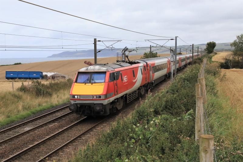 1S07: 91124 on 1S07 08.00 Kings Cross to Edinburgh approaching Innerwick at MP 35 on 29/08/2020 Photo of 1S07