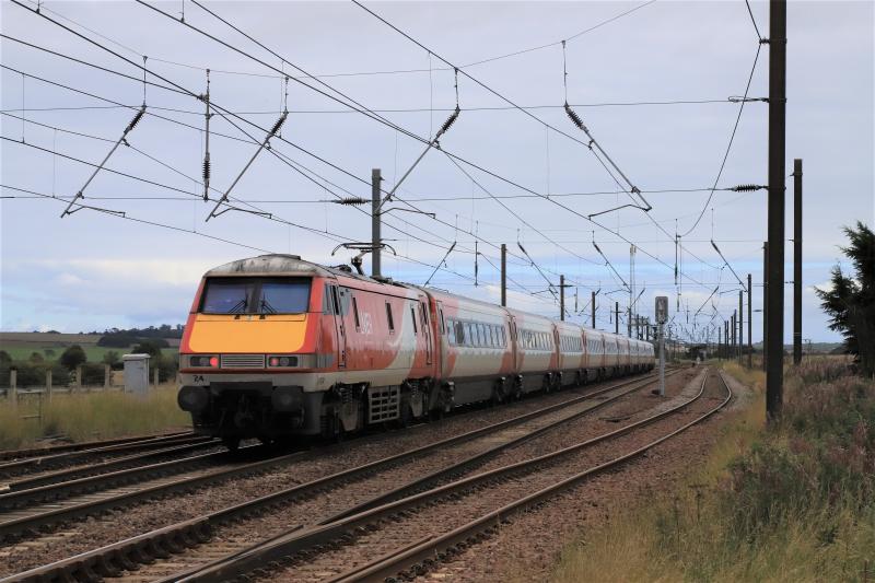 1E17: 91124 on 1E17 13.30 Edinburgh to Kings Cross at Drem loops on 29/08/2020 Photo of 1E17