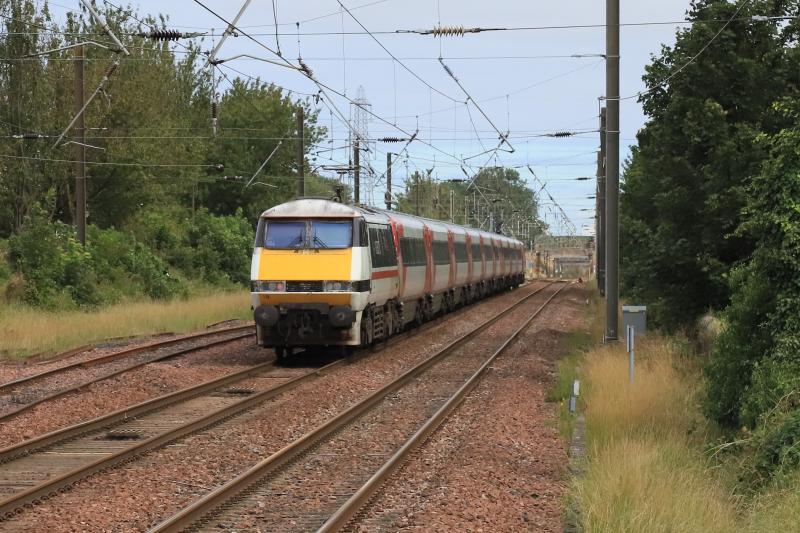 1E18: 91119 on 1E18 14.00 Edinburgh to Kings Cross at Prestonpans on 29/08/2020 Photo of 1E18