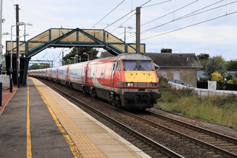 1E17: 82208 + 91101 on 1E17 13.30 Edinburgh to Kings Cross at Prestonpans on 01/09/2020 Photo of 1E17