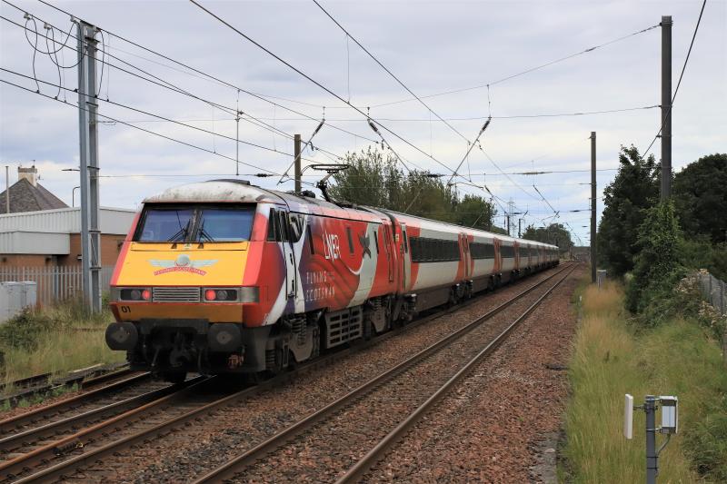 1E17: 91101 + 82208 on 1E17 13.30 Edinburgh to Kings Cross at Prestonpans on 01/09/2020 Photo of 1E17
