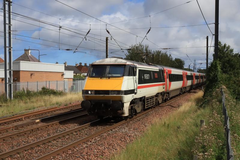 1S07: 91119 on 1S07 08.00 Kings Cross to Edinburgh approaching Prestonpans on 03/09/2020 Photo of 1S07
