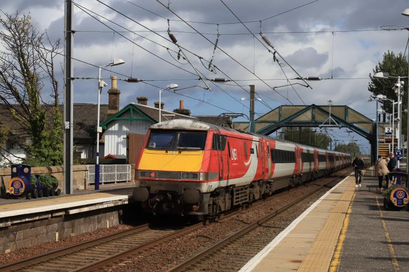 The Past: 91109 on 1E17 13.30 Edinburgh to Kings Cross passing through Prestonpans station on 04/09/2020 Photo of The Past