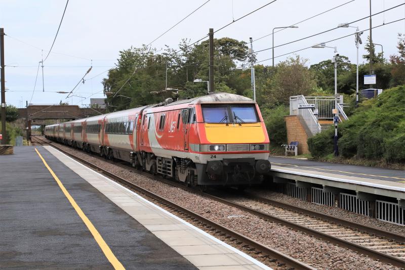 91124 on 1S04: Substituted for a Class 801 91124 on 1S04 (06.15 KX) 07.08 Peterborough to Edinburgh at Wallyford on 07/09/2020. Signal problems south of Peterborough Photo of 91124 on 1S04