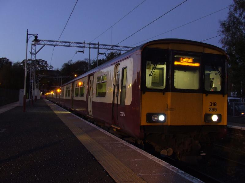Photo of 318265 sits in Milngavie at the head of a 6 car set on a Larhall working