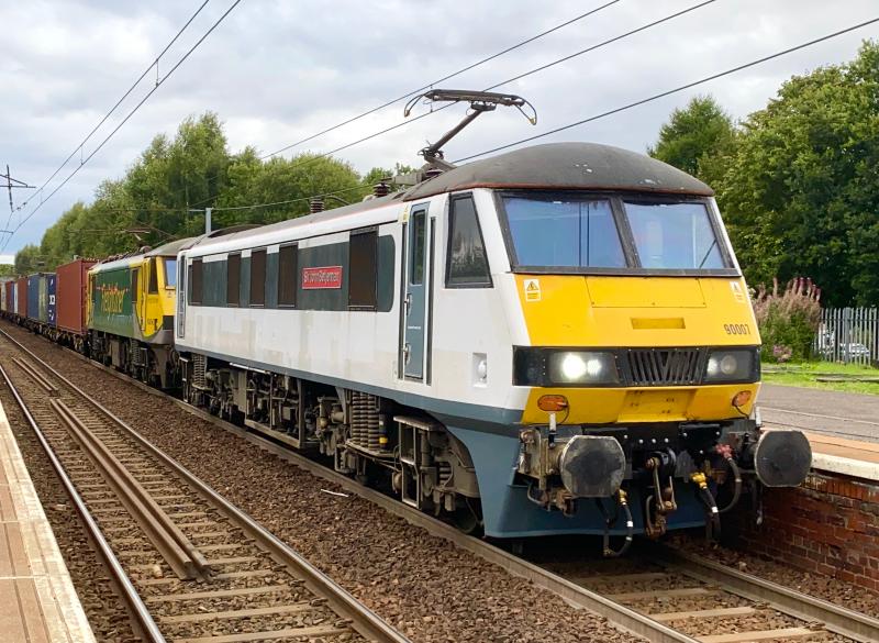 Anglian Skoda: Having came off lease from Greater Anglia, their class 90s have now transferred to Freightliner. Here, 90007 leads 4M11 through Holytown with a powerhaul 90 in tow. Photo of Anglian Skoda