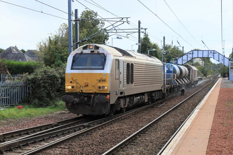 3S93 a Bit Dirtier: 67012 + 67020 on 3S93 12.55 Shettleston Loop to Slateford Depot at Slateford on 24/09/2020. A lot more Dirt on 67012 compared to a photo taken 10 days before. Spraying stopped just before the ground signal Photo of 3S93 a Bit Dirtier
