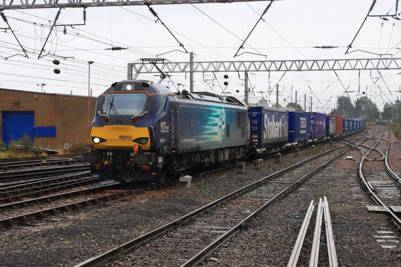4S43: 88010 on 4S43 06.40 Daventry to Mossend Euroterminal approaching Plat 3 Carlisle on 03/10/2020 Photo of 4S43