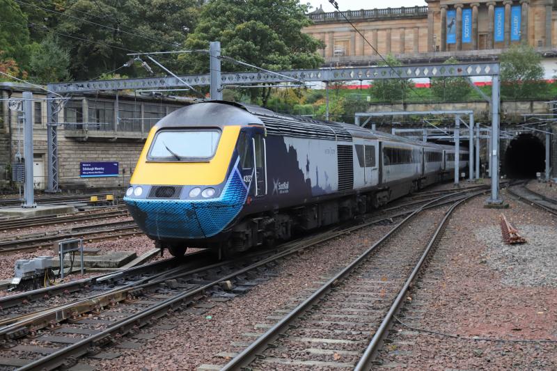 43021 following Covid 19 Rules: 43021 (Face mask) + 43136 (no mask) on 1B52 09.44 from Inverness arriving at Plat 16 Waverley on 14/10/2020. Thanks to Snowpatrol for his sightings of 1B52 at Tomatin. Photo of 43021 following Covid 19 Rules