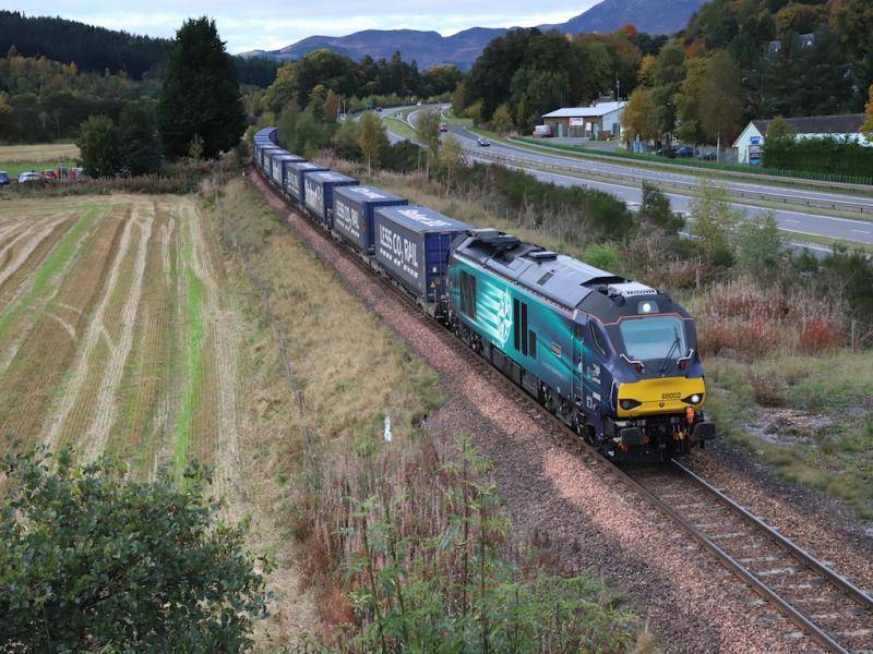 68 002 Intrepid at Ballinluig: 68 002 Intrepid heads South through Ballinluig on 4D47 1310 Inverness Freight Sdgs DRS to Mossend Up Yard.
Date : 17th October 2020 Photo of 68 002 Intrepid at Ballinluig