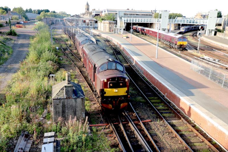 37 685 & 37 668 depart Perth.: 37 685 Loch Arkaig and 37 668 departing Perth on 6Z37 1149 Inverness T.C. to Tees N.Y. (66 743 on the Royal Scotsman). Photo of 37 685 & 37 668 depart Perth.
