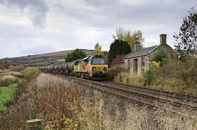 70810 WARDHOUSE 23.10.20 (1).jpg: PASSING WARDHOUSE APPROX 3-4 MINS EARLY HEADING FOR WATERLOO.
THIS STATION CLOSED IN 1961 Photo of 70810 WARDHOUSE 23.10.20 (1).jpg