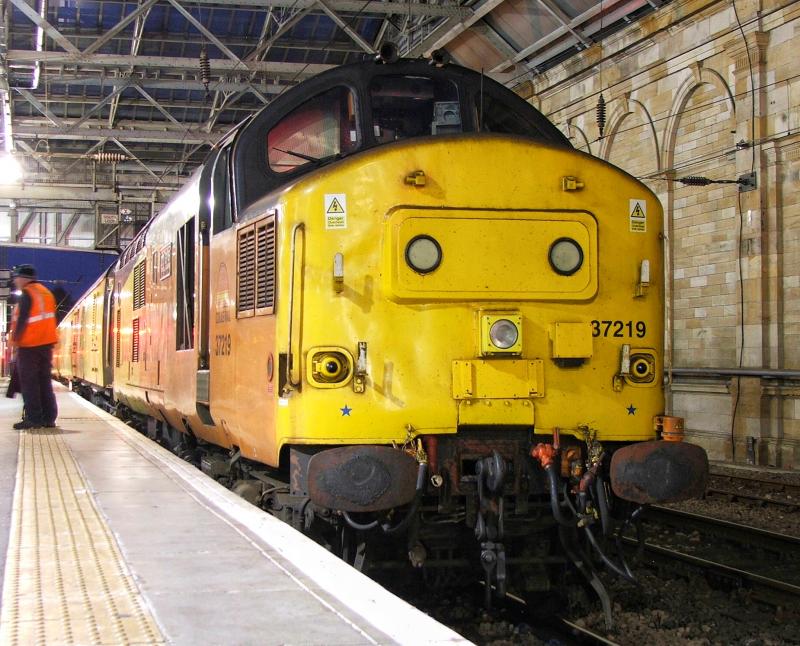 37219_Edinburgh: 37219 tnt with 37116 await departure from waverley platform 7 with 1Q74 Carlisle-Mossend Photo of 37219_Edinburgh