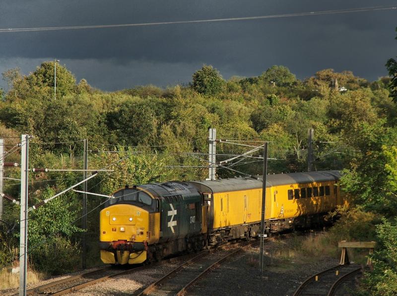 37407 1Q74: 37407 is seen emerging from Portobello Jn with 1Q74 Carlisle-Mossend with 37419 on the rear Photo of 37407 1Q74